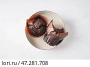 Чаша с вкусными шоколадными маффинами на светлом фоне. Стоковое фото, фотограф Pixel_shot / Фотобанк Лори