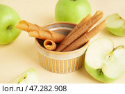 Чаша вкусной яблочной пастилы на цветном фоне. Стоковое фото, фотограф Pixel_shot / Фотобанк Лори
