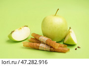 Вкусные яблочные пастилки на зеленом фоне. Стоковое фото, фотограф Pixel_shot / Фотобанк Лори