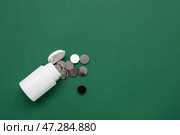 Пластиковая бутылка с литиевыми батарейками на зеленом фоне. Стоковое фото, фотограф Pixel_shot / Фотобанк Лори