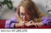 Smart watch helping child track school tasks, set reminders, and stay organized. Concept of digital learning support, academic success, student motivation, and structured daily routines. Стоковое видео, видеограф Енваев Андрей / Фотобанк Лори