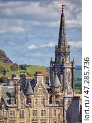 The view of old town with Tron Kirk spire on the Salisbury Crags background. Edinburgh, Scotland (2010 год). Стоковое фото, фотограф Сергей Пристяжнюк (Serg Zastavkin) / Фотобанк Лори
