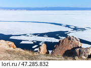 Baikal Lake in May sunny day. View from rocky Cape Sagan-Khushun of Olkhon Island to ice destruction and ice drift on Small Sea. Beautiful landscape. Natural background. Travels and outdoors in springtime. Стоковое фото, фотограф Виктория Катьянова / Фотобанк Лори