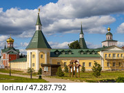 Валдайский Иверский монастырь, Валдай, Новгородская область, Россия. Вид на монастырскую стену и башни с флюгерами. Паломничество, путешествия и туризм в России. Туристическая достопримечательность. Стоковое фото, фотограф Андрей Степанов / Фотобанк Лори