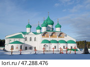 Старинный Спасо-Преображенский собор Александро-Свирского монастыря солнечным мартовским днем. Ленинградская область. Стоковое фото, фотограф Виктор Карасев / Фотобанк Лори