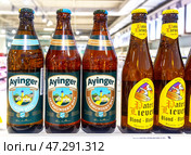 Алкогольное пиво Ayinger готово к продаже на полке в супермаркете. Различные бутилированные алкогольные напитки. Редакционное фото, фотограф FotograFF / Фотобанк Лори