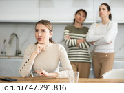 Two sisters during family quarrel accuse woman. Стоковое фото, фотограф Яков Филимонов / Фотобанк Лори