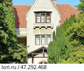 Вилла Харакс (1904), построена в стиле позднего модерна. Здание в современном шотландском вкусе из местного известняка мозаичной кладкой со вставкой орнаментальных частей, высеченных из того же камня, и покрыто английской черепицей. Сильно разрушен во время Великой Отечественной войны и даже реставрация не смогла вернуть его первоначальный внешний вид. Южный Крым, Гаспра, Россия (2019 год). Редакционное фото, фотограф Сергей Елизарьев / Фотобанк Лори