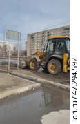 ANGARSK, IRKUTSK REGION, RUSSIA - March 20, 2025: Vertical video of spring cleaning of city roads. A bulldozer clears the edge of the road from winter ice and dirt. Редакционное видео, видеограф Виктория Катьянова / Фотобанк Лори