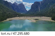 Lake Lago di Dobbiaco in Dolomites. Стоковое видео, видеограф Михаил Коханчиков / Фотобанк Лори