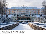 St. Petersburg, Russia, 16.02.2025: The Grand Peterhof Palace, the Grand Cascade Fountain and the Samsonovsky (Marine) Canal in the Lower Park of Peterhof on a sunny winter day. Редакционное фото, фотограф Ula Ulachka / Фотобанк Лори