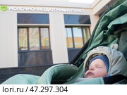 Москва, Россия. 20 марта 2025 г. Ребенок спит в коляске перед молочно-раздаточным пунктом (Молочной кухней) — государственным учреждением, которое предоставляет детям бесплатную молочную смесь и детское питание в Москве. Редакционное фото, фотограф Яна Проничева / Фотобанк Лори