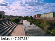 Tula, Russia, 24 July 2024. Proletarskaya embankment of the river Upa. Kremlin wall and Kazan embankment and park in the historical part of Tula near the Kremlin. Редакционное фото, фотограф Оксана Медведева / Фотобанк Лори
