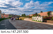 Tula, Russia, 24 July 2024. Proletarskaya embankment of the river Upa. Kremlin wall and Kazan embankment and park in the historical part of Tula near the Kremlin. Редакционное фото, фотограф Оксана Медведева / Фотобанк Лори