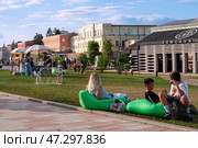 Tula, Russia, 24 July 2024. People relaxing in the evening on the Proletarskaya embankment of the river Upa. Kremlin wall and Kazan embankment and park in the historical part of Tula near the Kremlin. Редакционное фото, фотограф Оксана Медведева / Фотобанк Лори