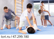 Teenagers practicing painful armlock in sparring during self defence training. Стоковое фото, фотограф Яков Филимонов / Фотобанк Лори