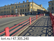 Тень перил Красного моста через Мойку. Гороховая улица. Петербург (2019 год). Стоковое фото, фотограф Александр Алексеев / Фотобанк Лори