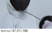 Fencing training in the white studio. Стоковое видео, видеограф Константин Шишкин / Фотобанк Лори