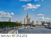 Высотное здание на Котельнической набережной. Город Москва (2024 год). Стоковое фото, фотограф Александр Тараканов / Фотобанк Лори