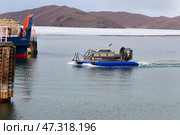 A hovercraft transports tourists across Lake Baikal to Olkhon Island in the spring (2023 год). Редакционное фото, фотограф Виктория Тельминова / Фотобанк Лори