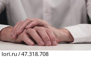 Businessman sitting at table put one hand on other and taps his fingers in thought. hands closeup. Стоковое видео, видеограф ЛУНИНА ВЕРОНИКА / Фотобанк Лори