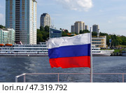 Флаг Российской Федерации развивается на корме теплохода "Чувашия". Чебоксарский залив, Чебоксарское водохранилище (2020 год). Редакционное фото, фотограф Алексей Иванов / Фотобанк Лори