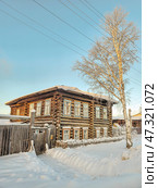 Winter in the Russian countryside, log house (2024 год). Стоковое фото, фотограф Саблин Станислав / Фотобанк Лори