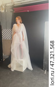 Backstage moments of a bride preparing for her stunning beauty reveal. Стоковое видео, видеограф Гурьянов Андрей / Фотобанк Лори