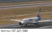 Go First Airline slowing down after landing (2023 год). Редакционное видео, видеограф Игорь Жоров / Фотобанк Лори