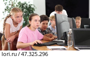 Group of students working at computer in classroom. Стоковое видео, видеограф Яков Филимонов / Фотобанк Лори