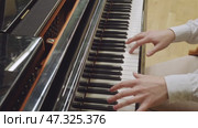 The girl plays the piano. Close-up keys. Стоковое видео, видеограф Mikhail Davidovich / Фотобанк Лори