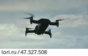 The drone hovers in flight at sunset. Стоковое видео, видеограф Mikhail Davidovich / Фотобанк Лори