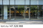 Beautiful glass facade of the premises for renting shop. For designers as example of outdoor advertising and signage placement. Стоковое AI-видео, аниматор Sergey Grishin / Фотобанк Лори