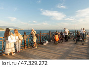 Краснодарский край, Россия. Рыбаки на пирсе города Адлер. Редакционное фото, фотограф Игорь Низов / Фотобанк Лори