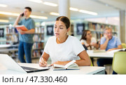 Smart female American student preparing for the exam. Стоковое фото, фотограф Яков Филимонов / Фотобанк Лори