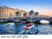 Ломоносовский мост и корабли, река Фонтанка, Санкт-Петербург. Редакционное фото, фотограф Baturina Yuliya / Фотобанк Лори