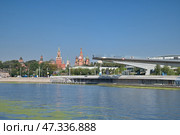 "Парящий мост" на фоне башен Московского Кремля и храма Василия Блаженного. Москворецкая набережная, природно-ландшафтный парк "Зарядье". Москва, Россия (2024 год). Редакционное фото, фотограф Елена Коромыслова / Фотобанк Лори