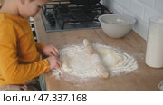 6 years old boy cooking pizza in the kitchen. Child rolling up the dough, adding cheese, tomatoes and smear sauce the base. Preschool kid making homemade pizza. Cooking class, culinary. Little baker. Стоковое видео, видеограф Марина Демидюк / Фотобанк Лори