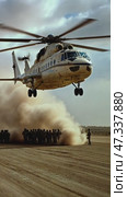 Military helicopter landing near soldiers in desert. Стоковое AI-видео, аниматор Юрий Поздников / Фотобанк Лори