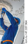Electrician installing a crystal chandelier, step by step guide. Стоковое AI-видео, аниматор Юрий Поздников / Фотобанк Лори