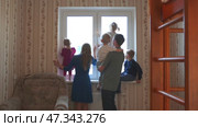 Large and friendly family at the window during quarantine. Стоковое видео, видеограф Mikhail Davidovich / Фотобанк Лори