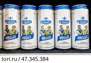 Немецкое баночное алкогольное пиво Erdinger на полке в супермаркете. Редакционное фото, фотограф FotograFF / Фотобанк Лори