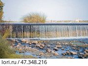 Дамба и водопад на реке и камни в реке. Стоковое фото, фотограф Анна Карлтон / Фотобанк Лори