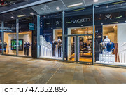 Elegant Hackett London Fashion Boutique Entrance. London, UK, 11 November 2023. Редакционное фото, фотограф Zydrius Tartenis / Фотобанк Лори