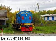 Тепловоз ТГМ4-2589, переезд на улице Высоцкого, подъездной путь от ст. Аппаратная к заводу ЖБИ, ОАО "Уралпромжелдортранс" (СППЖТ №1). Екатеринбург (2020 год). Редакционное фото, фотограф Алексей Иванов / Фотобанк Лори