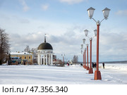 Онежская набережная зимним днем. Петрозаводск, Карелия. Редакционное фото, фотограф Анна Карасева / Фотобанк Лори