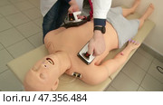 heart defibrillation training on a dummy. Стоковое видео, видеограф Алексей Сергеев / Фотобанк Лори