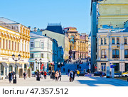 Улица Кузнецкий Мост в весенний солнечный день. Москва. Редакционное фото, фотограф E. O. / Фотобанк Лори