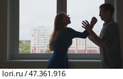 The silhouette of the young spouses swearing and fighting, but then reconciliation. Стоковое видео, видеограф Mikhail Davidovich / Фотобанк Лори