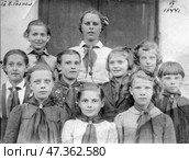 Отряд пионеров с пионервожатой, ст.Нижний Тагил, 1944 г. Стоковое фото, фотограф Retro / Фотобанк Лори